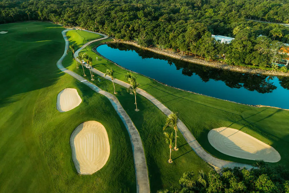 Bunkers, palm trees and a lake on the Iberostar Paraiso Maya golf course in the Riviera Maya
